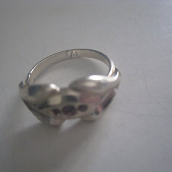 Silver Tone Ring w/ 3 Pink Glass Stones - Picture 2 of 12